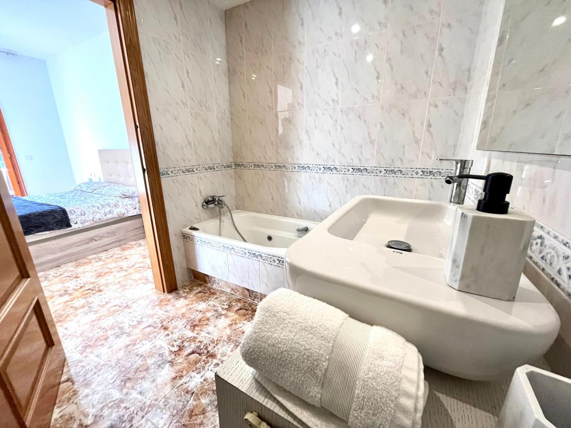 Amplio Apartamento, 5 Camas Sant Esteve Sesrovires Exterior photo