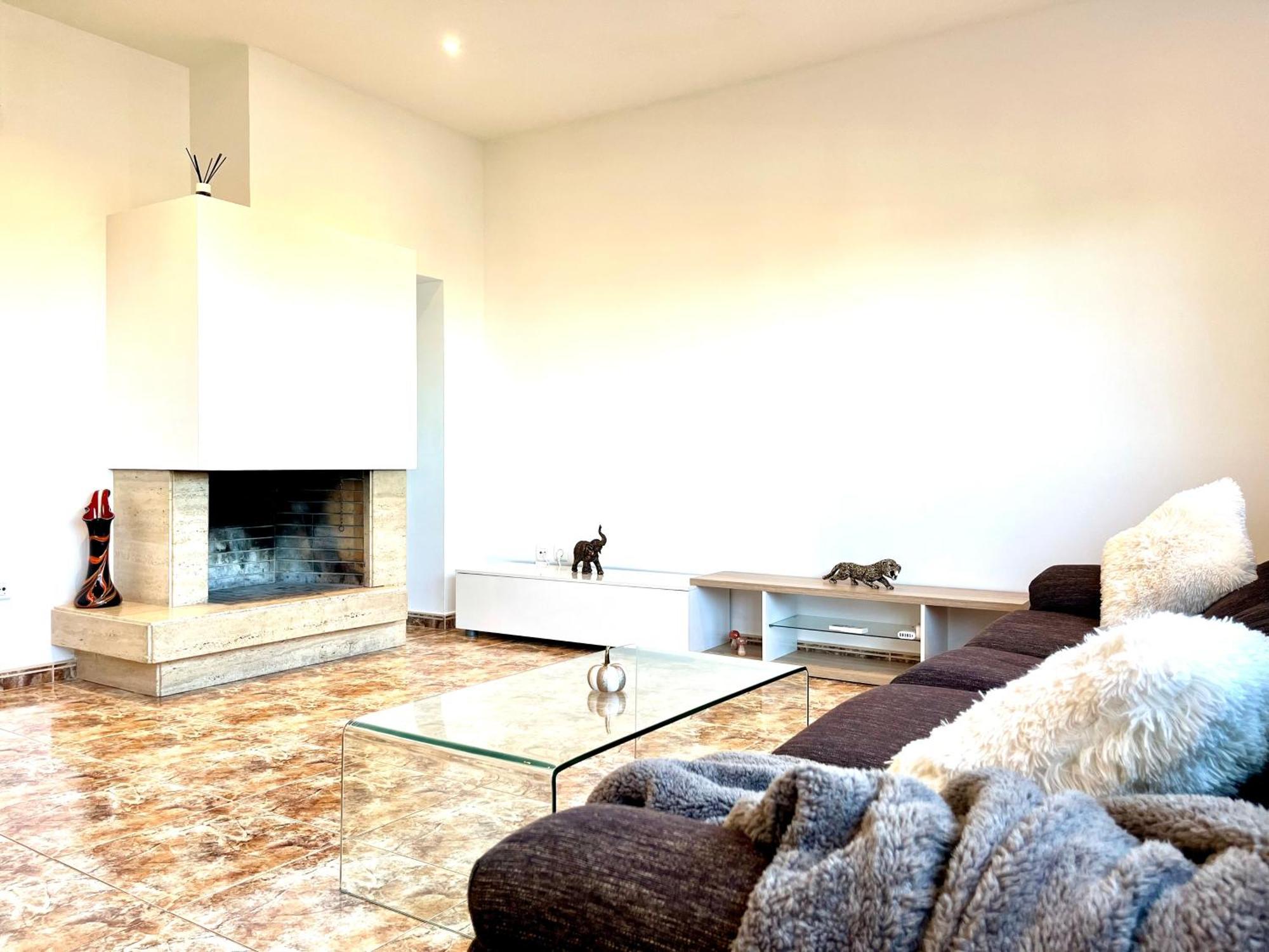 Amplio Apartamento, 5 Camas Sant Esteve Sesrovires Exterior photo